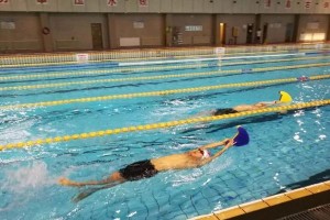 高中游泳课程中的有效训练技巧（提升游泳技能的关键要素和方法）
