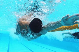 游泳技巧（学游泳必备的姿势技巧，帮你快速掌握游泳技能）