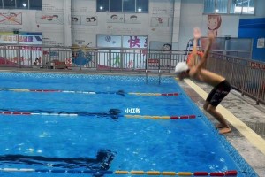 游泳初学者站着跳水的技巧（掌握正确姿势，轻松跃入水中）