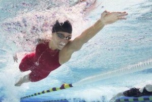 自由泳游泳划手的技巧与训练方法（掌握正确姿势和提高速度，打造高效自由泳游泳技巧）