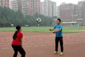 中考排球技术动作要领（掌握关键技术，成就排球之王）