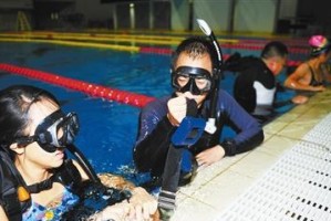 如何正确使用游泳镜进行高处跳水技巧教学（高处跳水技巧教学中的关键要点和注意事项）