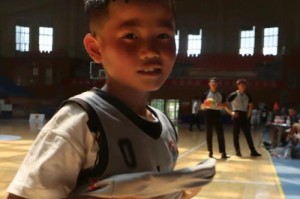 篮球小孩盯人防守的技巧与要领（打造坚实的防守基础，让篮球小孩成为防守之王）