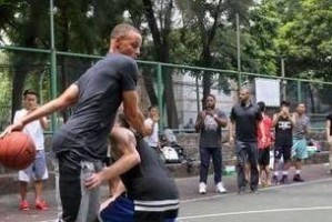 以篮球防守为主题的文章（能不能用手挡？手控关键！）