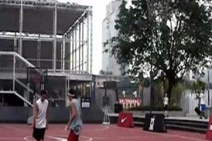 单挑篮球防守技巧——赢得比赛的关键（有效防守技巧、技术细节、防守战术）