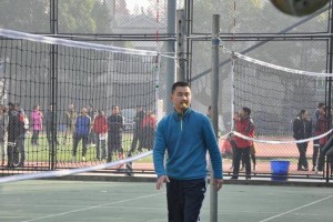 掌握排球原地跳起发球技术的要领（提高排球发球高度的关键技巧及训练方法）