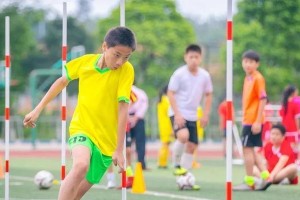 足球女生运球技巧教学（掌握足球运球的关键技巧，让女生踢出自信和实力）