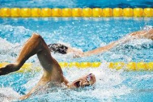 游泳100米自由泳的技巧（掌握正确的游泳姿势和呼吸节奏提升游泳速度）