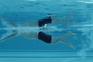 游泳拍腿技巧教学（掌握正确的腿部动作，轻松畅游水中）