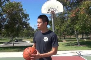 篮球背后防守的技巧与战术（打造坚实的篮球防守基础，提升背后防守能力）