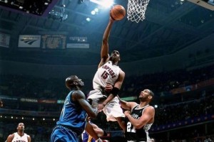 NBA历史十大暴击扣篮排行榜（回顾NBA历史上最激动人心的十次暴击扣篮，向超凡表现致敬）