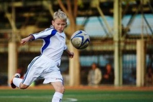 如何提升少年足球进攻技巧（掌握进攻技巧，成为足球领域的明星）