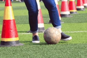 足球运球动作打分技巧（掌握足球运球技术的关键要点与方法）