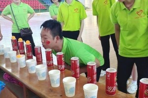 摆地摊乒乓球投进杯子的绝技大揭秘（摆地摊+乒乓球+杯子=玩出花样，技巧全解析）