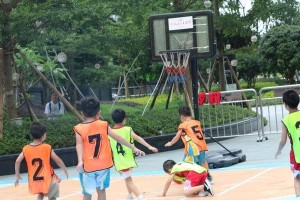幼儿园篮球防守脚步教学（帮助幼儿园孩子掌握篮球防守技巧）