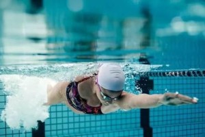 如何避免在学习游泳时憋死？（学游泳的关键技巧和注意事项，为您提供安全指导）